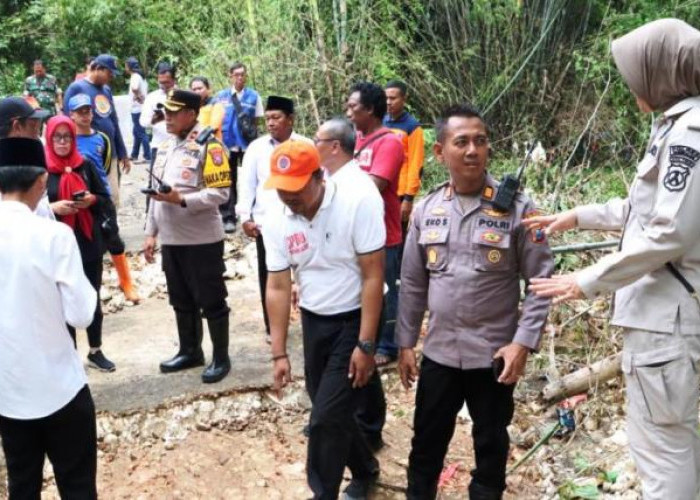 Polres Bangkalan Turunkan Pleton Siaga, Tiga Desa di Kecamatan Tanah Merah Terendam Banjir Bandang 