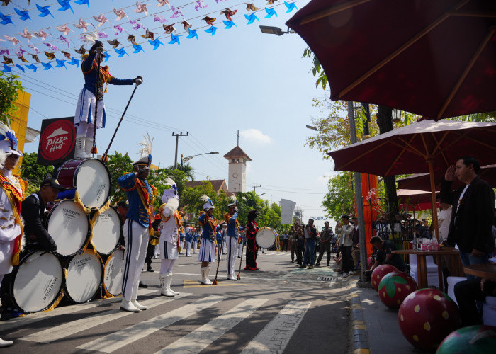 Parade Military Drum Band Meriahkan Hari Jadi Ke-108 Kota Madiun, Ribuan Warga Padati Jalan Pahlawan