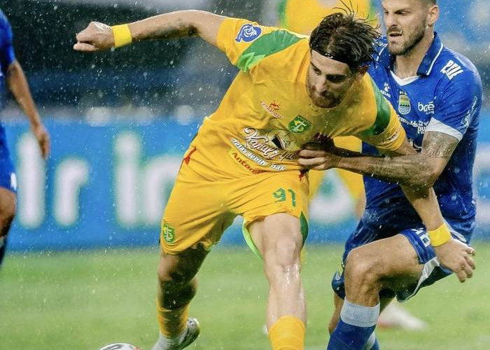 Kartu Merah Rivera Lengkapi Malam Pahit Persebaya di Bandung