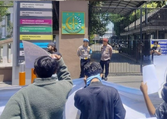 Polsek Gayungan Sebut Aksi Unjuk Rasa di Kejati Jatim Aman dan Tekendali