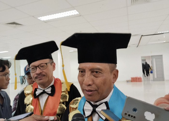 Unesa Lepas 1.503 Wisudawan, Rektor Tekankan Pentingnya Adaptasi di Era Digital