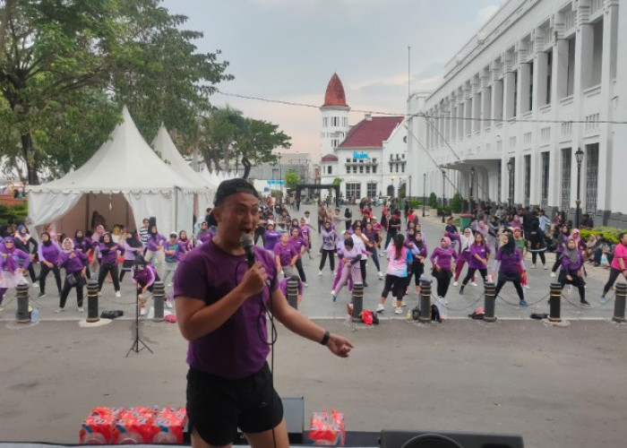 Ly Black Goyangkan Surabaya Fashion Festival 2025 Lewat Senam Aerobik