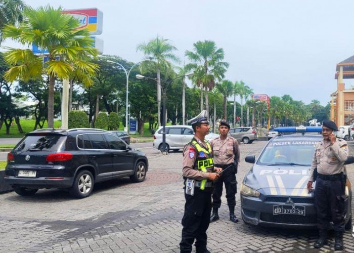 Cegah Curanmor Awal Tahun, Kapolsek Lakarsantri Pimpin Patroli Presisi di Indomaret Palimanan
