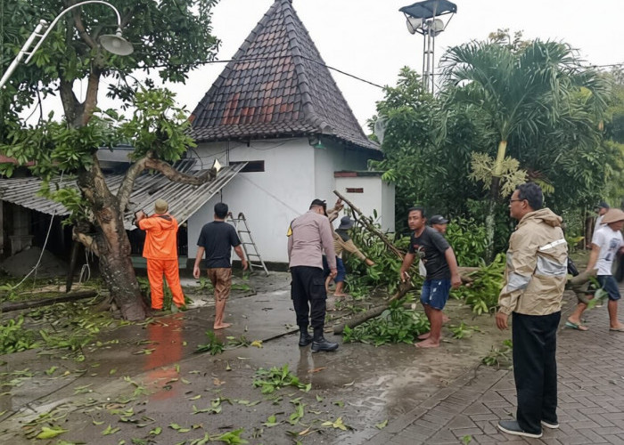 Gerak Cepat Polisi Ngawi Bantu Warga Terdampak Bencana Puting Beliung di Paron 