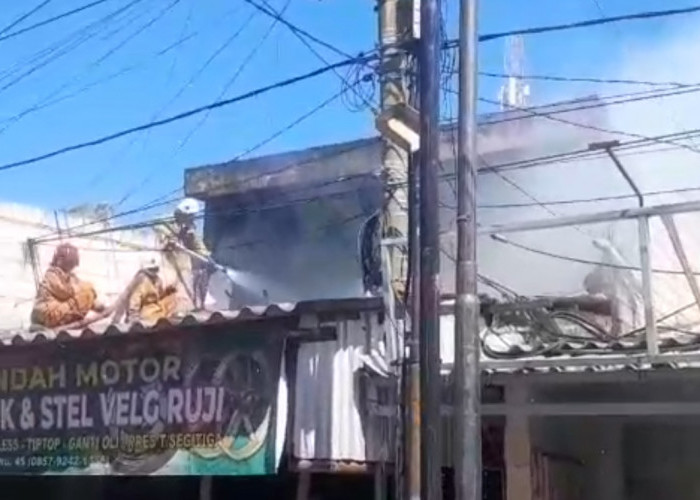Korsleting Listrik, Bengkel Motor di Surabaya Terbakar