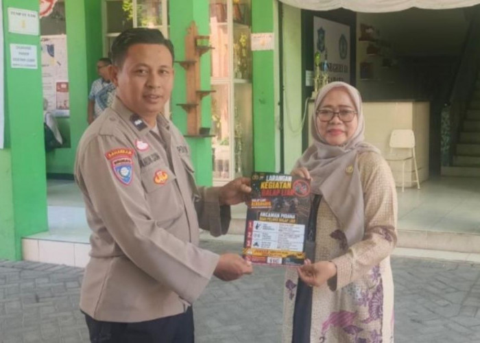 Cegah Kenakalan Remaja, Polsek Wiyung Pasang Stiker Imbauan di SMPN 59 Surabaya
