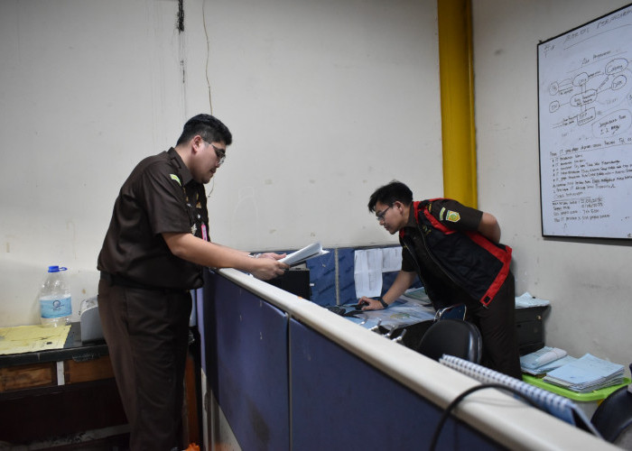 Tim Pidsus Kejari Tanjung Perak Geledah Kantor PD Pasar Surya, Sita Ratusan Dokumen dan Barbuk Elektronik