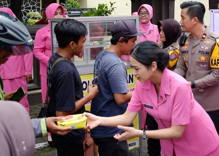 Polsek Taman Bersama Bhayangkari Awali Tahun dengan Aksi Sosial Jumat Berkah