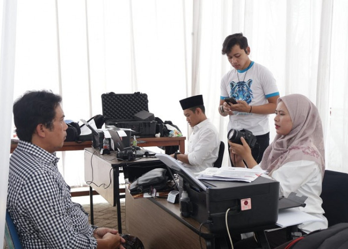 Gus Kautsar Apresiasi Layanan Pasporia Imigrasi Kediri, Puluhan Warga Urus Paspor di Teras Gubuk