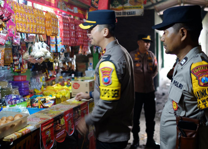 Kapolsek Taman Blusukan ke Pasar Sepanjang, Pantau Harga Sembako Jelang Nataru