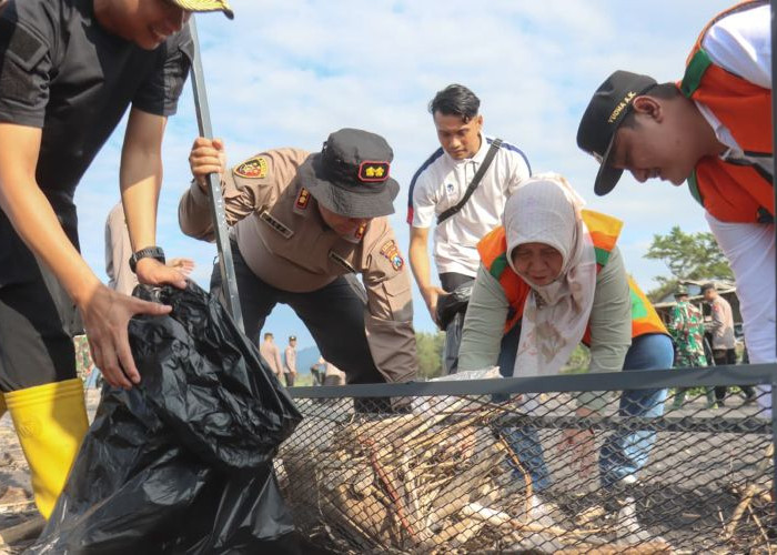 Anggota Polres Lumajang Bersama Pemkab Gelar Kerja Bakti Bersihkan Pantai Bambang