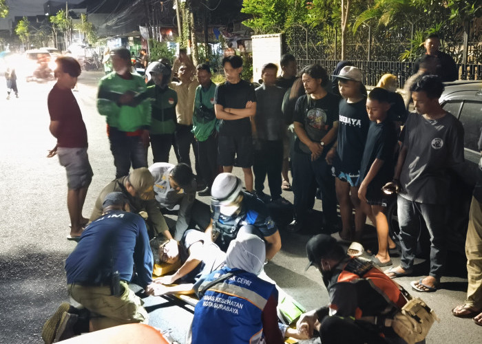 Hilang Kendali Usai Salip Motor, Remaja Tabrak Mobil Parkir di Gayungsari Barat