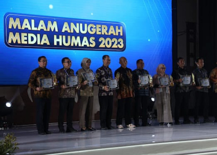 Pemkot Surabaya Raih Penghargaan Media Sosial Terbaik di AMH Kemenkominfo 2023