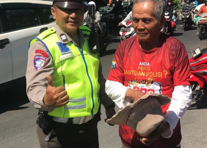 Dekatkan Layanan Kepolisian, Polsek Wiyung Sosialisasi Call Center 110 Sambil Bagikan Kaus