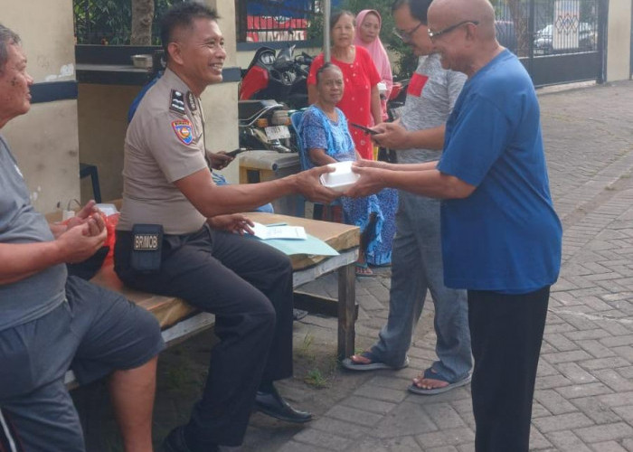 Polsek Bubutan Gelar Aksi Sosial di Rusun Pesapen, Perkuat Silaturahmi Lewat Bagikan Paket Makanan