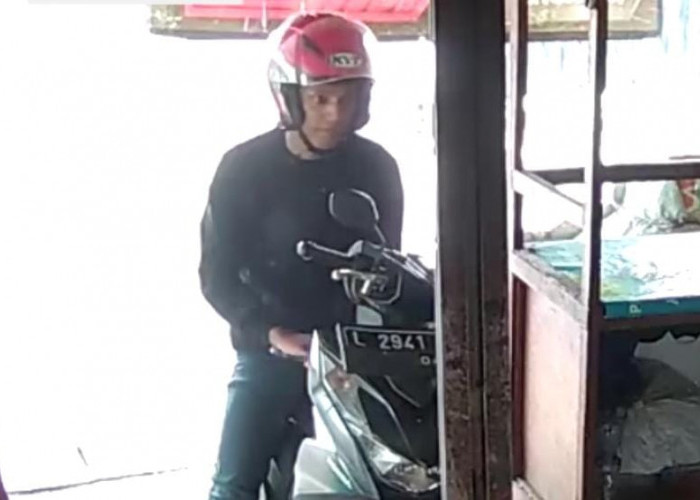 Terekam Jelas CCTV, Bandit Curi Motor Warga Rungkut