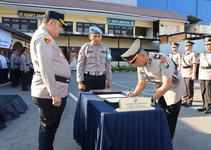 Kapolres Tanjung Perak Pimpin Sertijab 3 Kapolsek dan Kasatlantas, Tekankan Integritas dan Profesionalisme