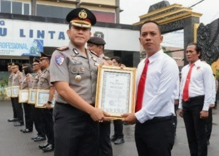 Beri Reward Anggota, Kapolres Lamongan: Bekerja Tulus Bukan Cari Pujian