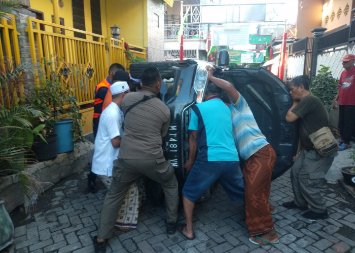 Salah Injak Pedal Gas, Mobil Terbalik di Surabaya