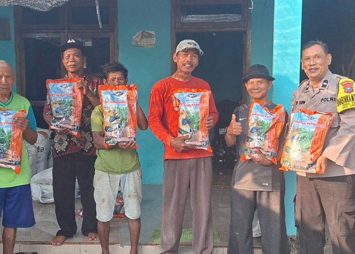 Benih Jagung Mulai Disalurkan, Bhabinkamtibmas Desa Cerme Kawal Program Ketahanan Pangan