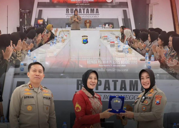 Pakor Polwan Polda Jatim Serahkan Hadiah Rise and Speak ke Polwan Polres Bojonegoro