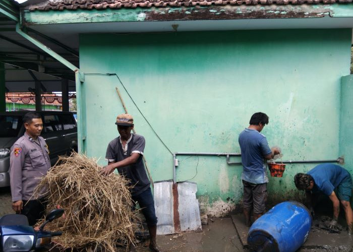 Dukung Ketahanan Pangan, Polisi Patroli Humanis di Tempat Budi Daya Belut