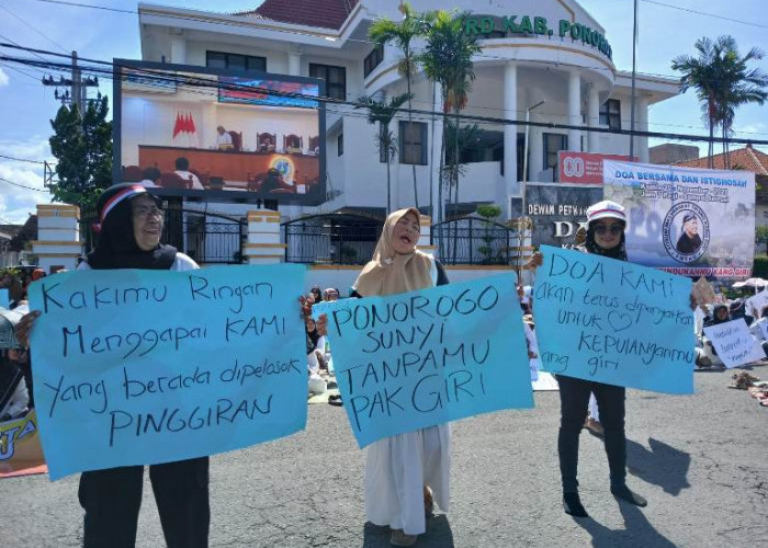 Prihatin Penangkapan Bupati, Emak-Emak Aksi di Depan DPRD Ponorogo