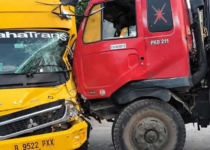 Hilang Kendali, Truk Boks Tabrak Median dan Trailer di Jalan Laksda M Nasir Surabaya