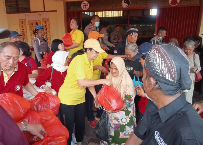 2.600 Paket Sembako Dibagikan dalam Sembahyang Ulambana di Klenteng Tjoe Tik Kong
