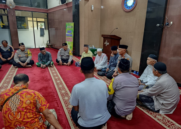 Tekan Curanmor dan Kenakalan Remaja, Kapolsek Karangpilang Sapa Warga Kedurus Lewat Safari Jumat