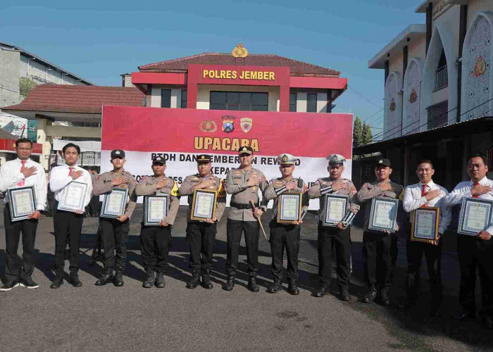 Tegakkan Disiplin, Polres Jember Pecat Satu Anggota dan Beri Penghargaan 11 Polisi Berprestasi