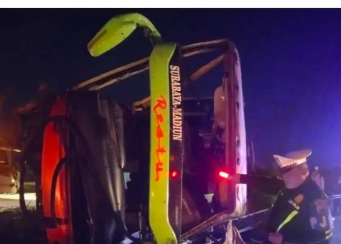 Ban Pecah di Tol Jomo, Bus Restu Terguling dan Lumpuhkan Lalu Lintas, 1 Tewas, Belasan Luka