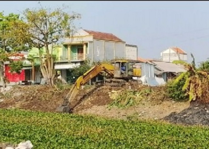 Proyek Normalisasi Sungai Kaliotik Lamongan Diprotes Warga, Pengerukan dan Papan Proyek Disorot