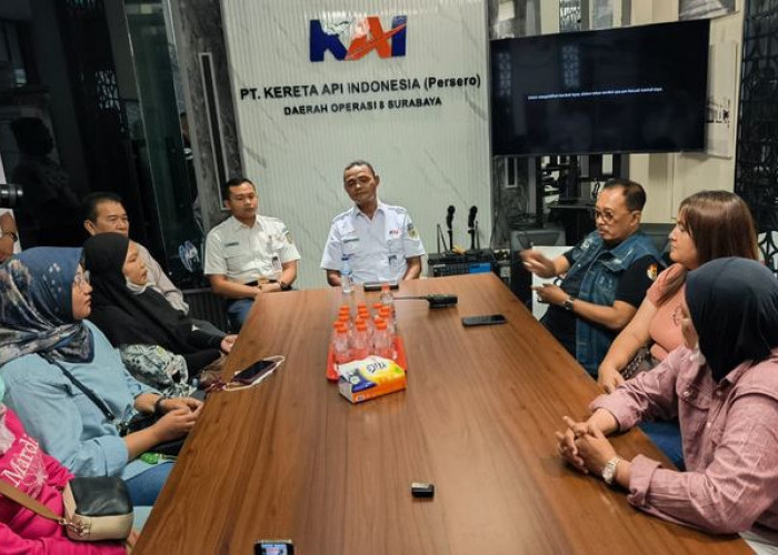   Didampingi Wawali Kota Cak Ji, Korban Penipuan Sembako Murah Geruduk PT KAI DAOP 8