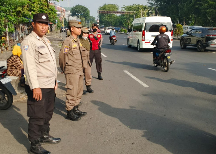 Pastikan Arus Lalu Lintas Lancar, Personel Polsek Bubutan Giat Pos Awal di Jalan Dupak