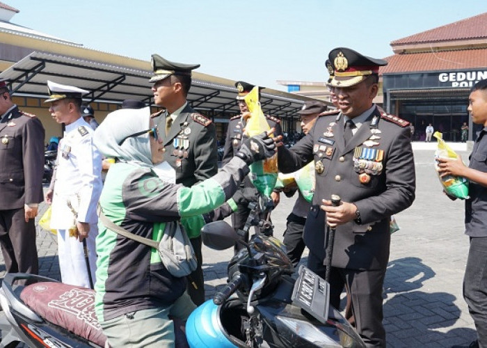 Hari Bhayangkara Ke-80, Polresta Sidoarjo Bagikan 3 Ton Beras untuk Warga