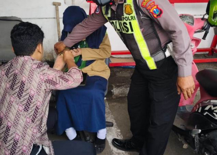 Respons Cepat Polisi Tangani Lakalantas di Kletek Sidoarjo