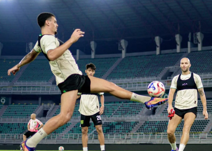 Adaptasi Lintas Benua, Bernardo Tavares Puji Lonjakan Mental Gustavo Fernandes di Lini Belakang Persebaya