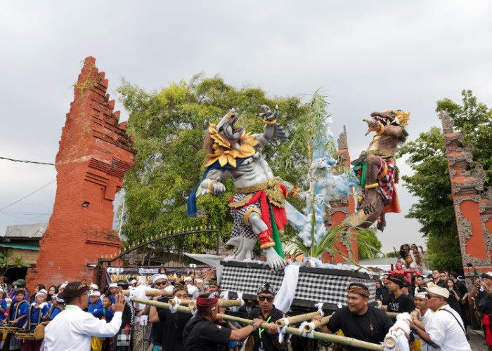 Umat Hindu di Surabaya Arak Ogoh-Ogoh Raksasa Sambut Nyepi Tahun Saka 1948