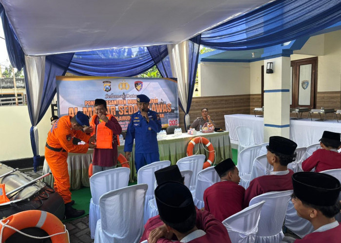 Kapolres Lamongan Edukasi 70 Santri Al Manar Soal Tugas Polairud dan Penyelamatan Air