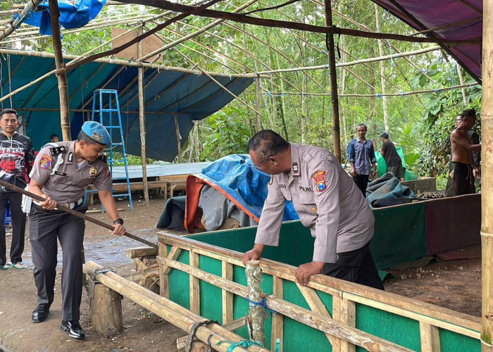 Respons Cepat Laporan Warga, Polres Malang Bongkar dan Bakar Arena Sabung Ayam di Gedangan