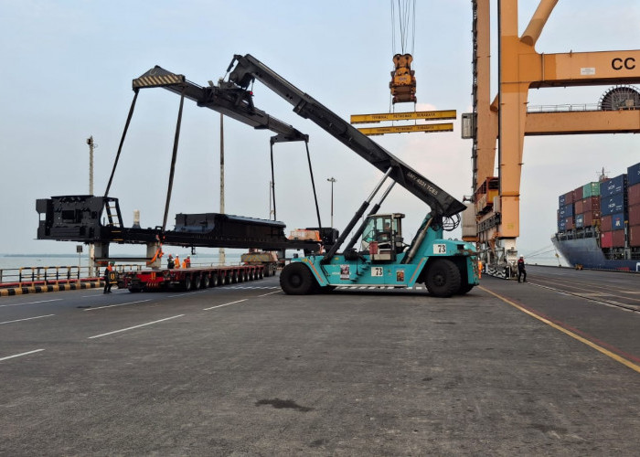 TPS Kembali Jadi Hub Pengiriman  Locomotive Platform Produksi PT INKA ke Australia