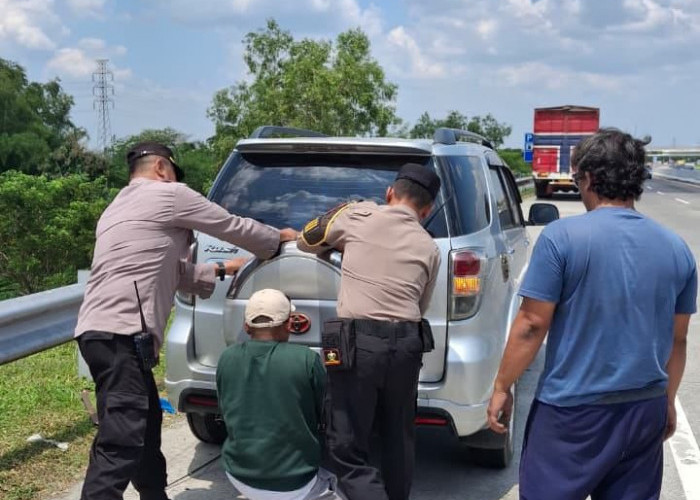 Quick Response Polres Ngawi Bantu Pengendara Alami Ban Pecah di Rest Area Tol 