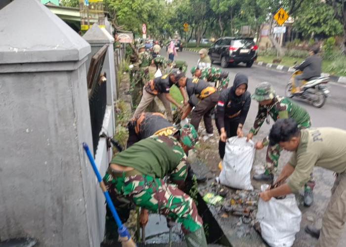 Antisipasi Banjir dan Jaga Estetika, Tiga Pilar Rungkut Kerja Bakti Sasar Saluran Air di Pasar Sopoyono