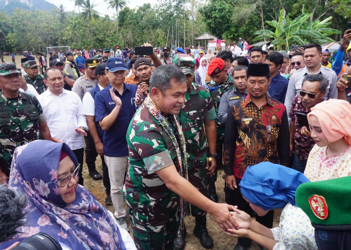 Kapolres Gresik Dampingi KASAD Resmikan Program Pipanisasi TNI Manunggal Air di Bawean