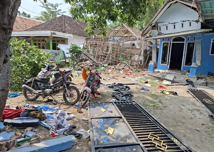 Massa Mengamuk, 2 Rumah Pelaku Pembunuhan Bocah di Pasuruan Dirusak