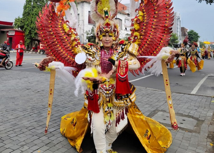 Model Lamongan Pukau Surabaya Fashion Festival 2025 dengan Kostum Cendrawasih 25 Kilogram