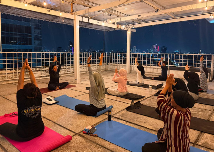 Nikmati City View Surabaya, Maxone Hotel Dharmahusada Ajak Masyarakat Temukan Ketenangan Lewat Yoga