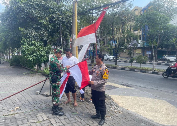 Semarakkan Kemerdekaan, Bhabinkamtibmas Gundih Bantu Warga Pasang Bendera dan Serap Aspirasi Kamtibmas