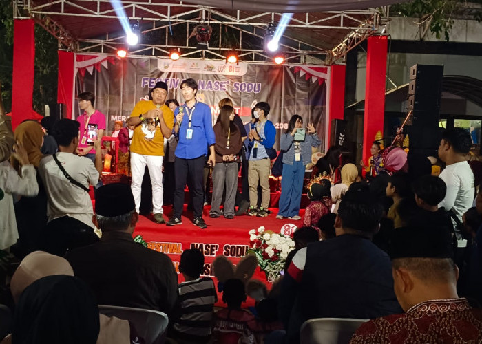 Kenalkan Kuliner Lokal, Mas Rio Ajak Mahasiswa Osaka dan AS Makan Nase' Sodu Bareng Ribuan Warga